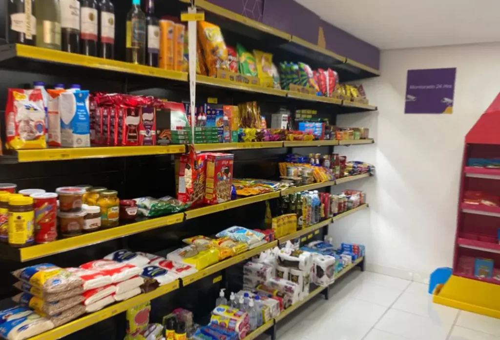 Interior e gôndolas